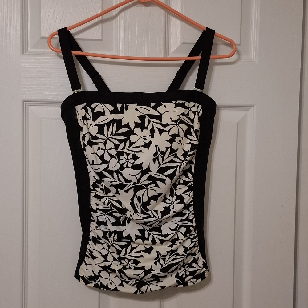 Lands End sz 8, tankini bathing suit top. Bra size say D Cup, more like a C cup.